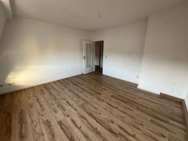 Sofort bezugsfrei: Großzügig geschnittene 4 Zimmer Wohnung ca. 99 m²
