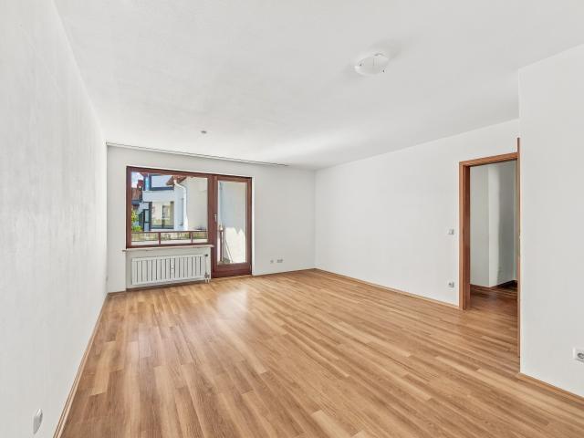 Sofort bezugsfrei großzügiges Apartment mit Loggia in zentraler Lage