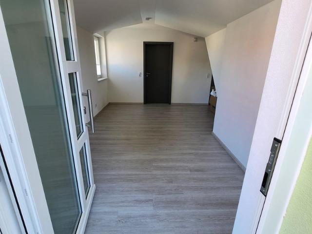 Sofort bezugsfrei! Moderne Dachgeschosswohnung mit Glasfaser, Balkon – inklusive Küchenzeile