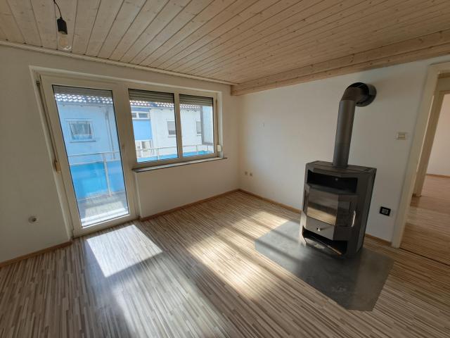 Sofort bezugsfreie 3 Zimmer Wohnung mit Balkon, Holzofen und Stellplatz in Leonberg Eltingen