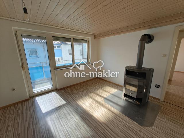 Sofort bezugsfreie 3 Zimmer Wohnung mit Balkon, Holzofen und Stellplatz in Leonberg Eltingen