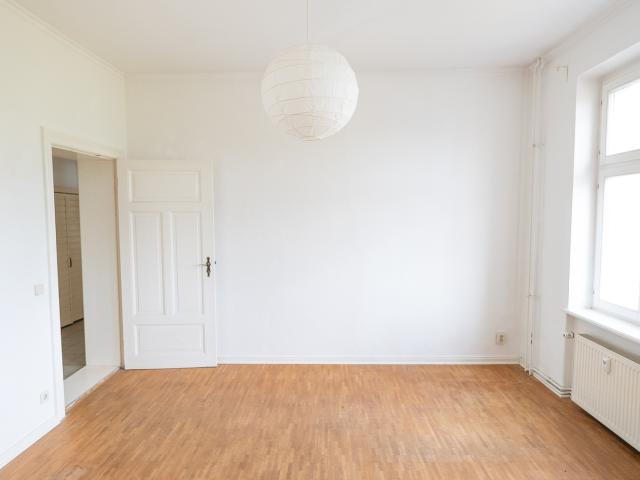 Sofort bezugsfreie 4 Zimmer Wohnung in ruhiger Seitenstraße im 1. Obergeschoss des Hauses