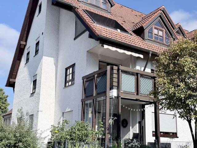 Sofort einziehen: Helle 3 Zimmer Wohnung mit Balkon und Tiefgaragenstellplatz
