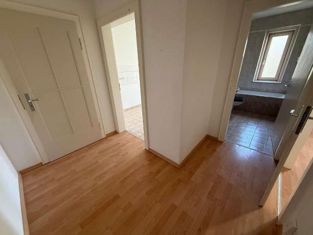 SOFORT Frei Komplett zum Innenhof / mit Balkon und Bad mit Fenster !