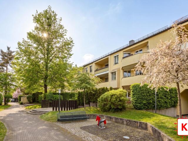 Sofort frei! Renovierte, lichtdurchflutete 3 Zimmer Wohnung mit ruhigem Westbalkon
