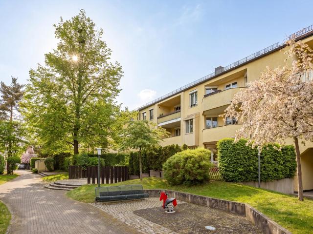 Sofort frei! Renovierte, lichtdurchflutete 3 Zimmer Wohnung mit ruhigem Westbalkon