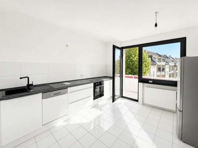 Sofort freie 2,5 Zimmer Wohnung mit großem Balkon, Einbauküche und Aufzug