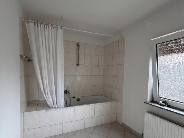 Sofort verfügbar! Geräumige 3 Zimmer Wohnung mit Stellplatz