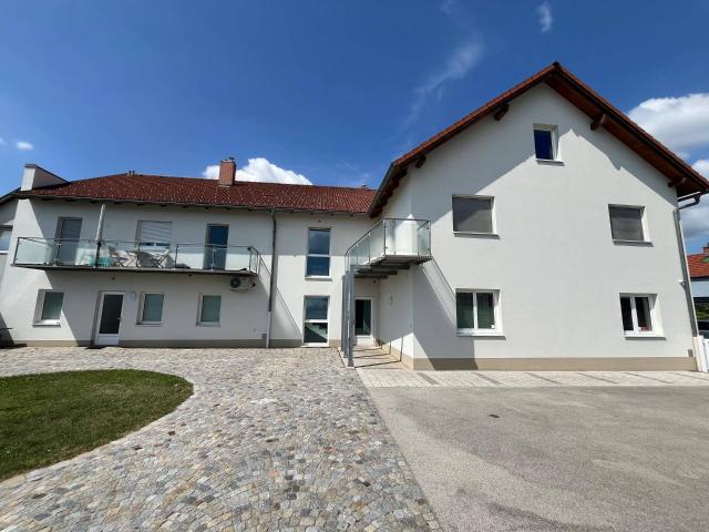 Sofort verfügbare 2 Zimmer Wohnung mit Balkon und Carport in Wiener Neustadt