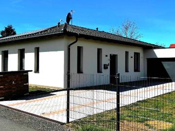 Sofort verfügbarer barrierefreier 120m² Bungalow mit Garage am ruhigen Stadtrand
