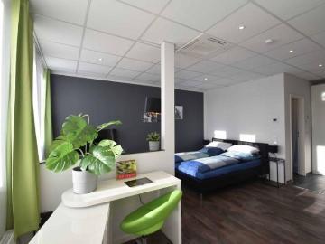 sofort verfügbares 1 Zimmer Penthouse Apartment, renoviert und voll ausgestattet, zentral in Niederrad