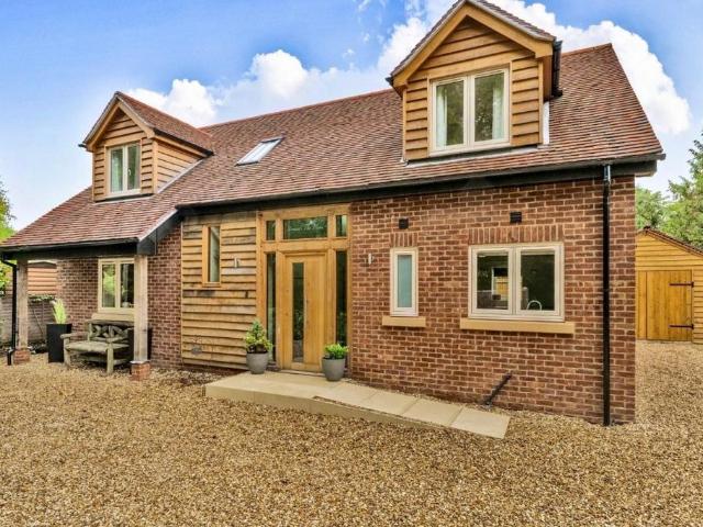 Soke Road Silchester RG7 3 bed detached house to rent £2,750 pcm £635 pw