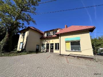 Lokal usługowy 25 m2 z witryną i parkingiem przy głównej ulicy
