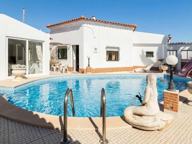 Sol, mar e rendimento! Quinta com 2 casas e 4 anexos a 3 minutos da praia