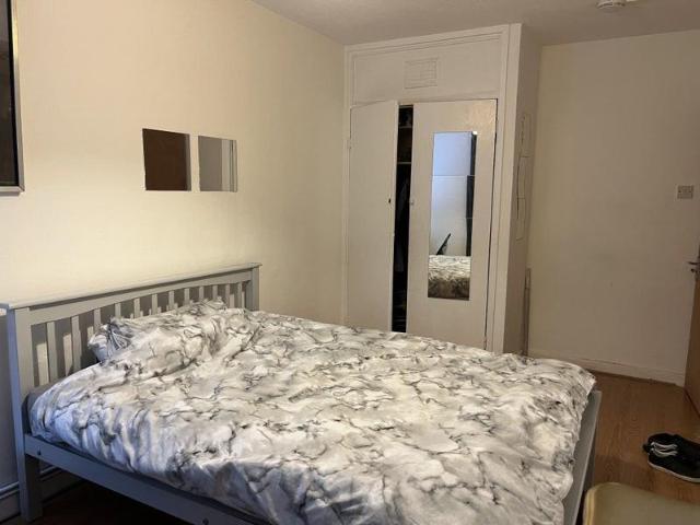 Solander Gardens, London 1 bed in a house share to rent £900 pcm £208 pw