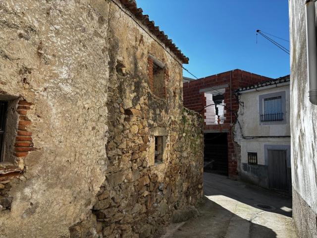 SOLAR URBANO CON EDIFICACIÓN EN EL CORAZÓN DE VALDEFUENTES