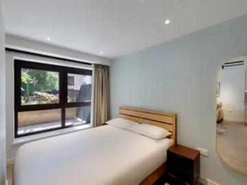Solar, London Has an Apartment