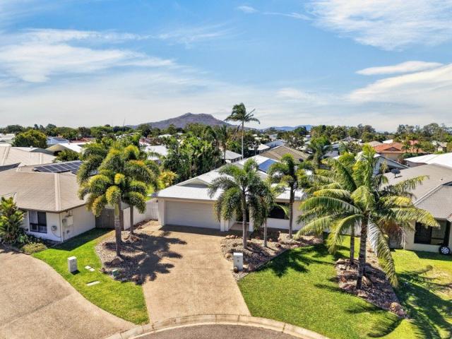 Solar, Side Access, Inground Pool, Stunningly Loved Quiet Cul de sac !