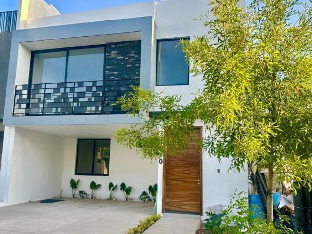 SOLARES, SOARE, CON HERMOSA, GRANDE, Y FINA COCINA CON BARRA DE QUARZO Y CARPINTERIA FINA!