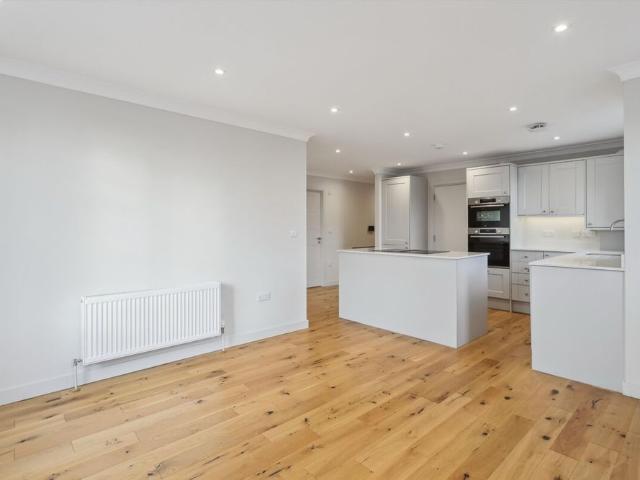 SOLE AGENT* We are delighted to offer this delightful apartment in this ever popular development, a spacious 2 bedroom apartment in the prestigious Queens Close development, in the centre of Esher