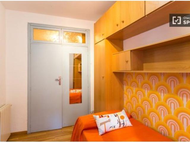 Soleado apartamento de tres habitaciones con balcón en el corazón de la bulliciosa La Latina