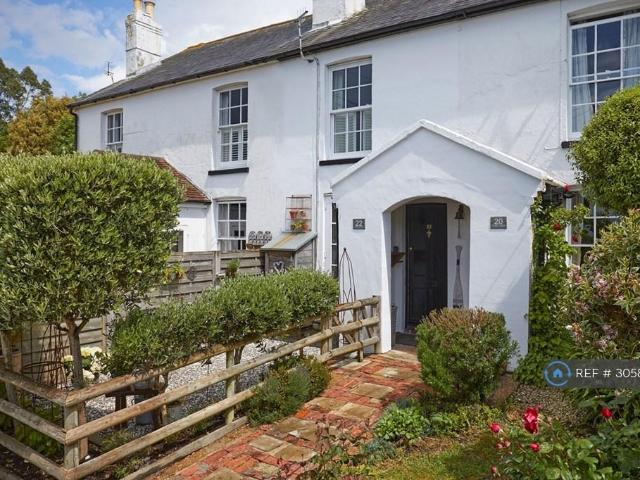 Solent View Road, Cowes, PO31 2 bed terraced house to rent £2,054 pcm £474 pw