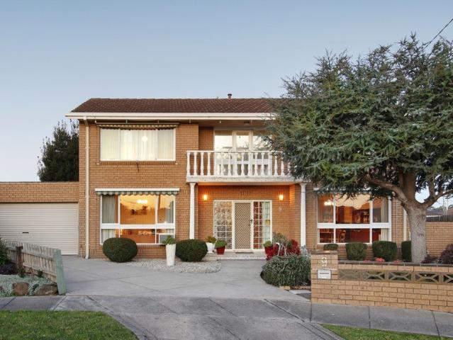 Solid 1970s Craftsmanship on a Rare 742sqm in a Quiet Court