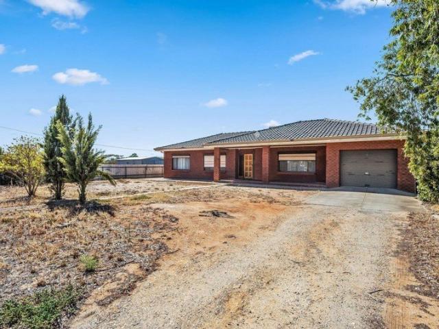 Solid 3 bedrooms, 1 bathroom and ample parking spaces