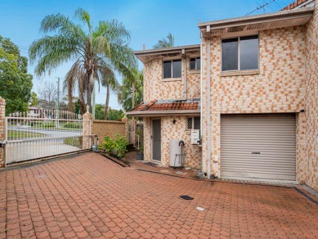 Solid Townhouse Opposite Shopping Centre Convenience Meets Comfortable Living!