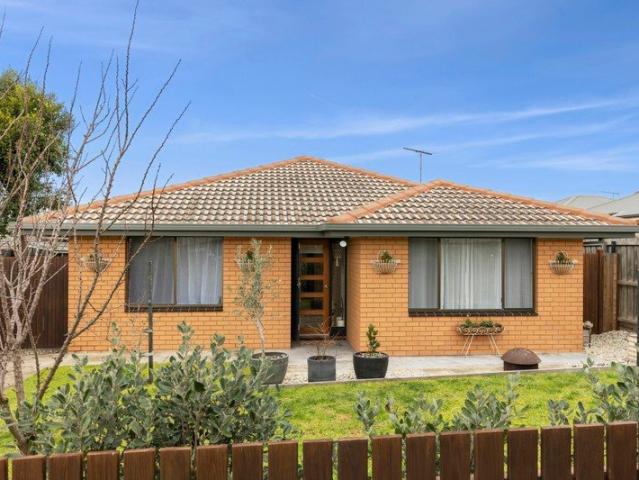 Solid Brick Charm in Sought After School Zone