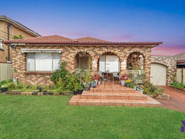 Solid brick family house and granny flat set on a prized 809sqm north facing block