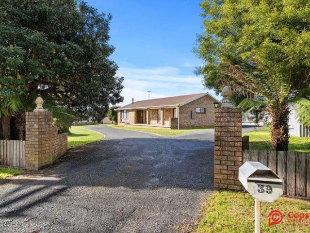 SOLID BRICK HOME ON A 1348 m2 BLOCK OFFERING MANY OPTIONS