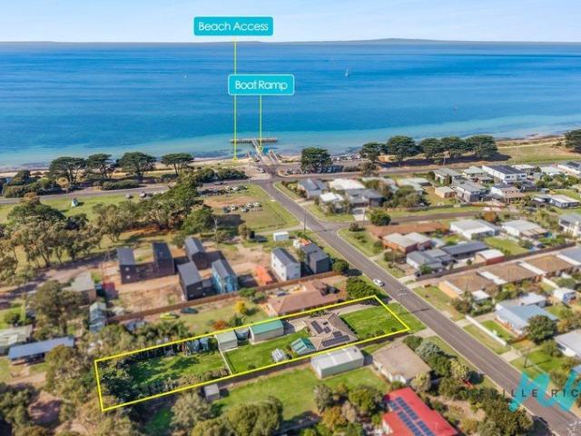 Solid Brick Home on a 1,624sqm block & only 170m's to the Boat Ramp!