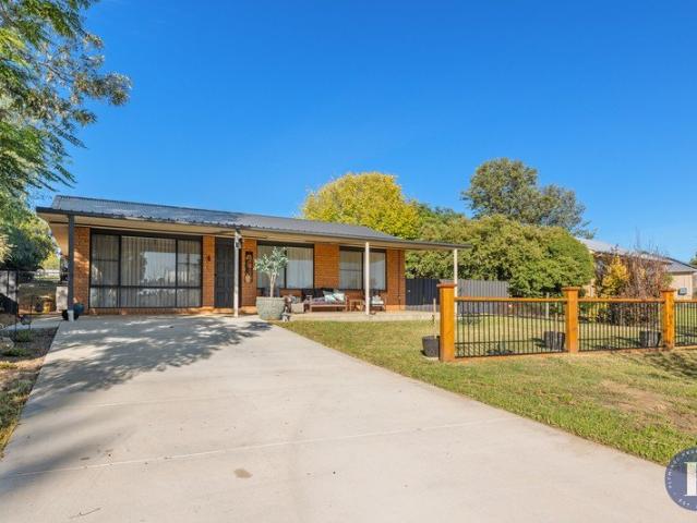 SOLID BRICK HOME ON GENEROUS 1,746SQM* BLOCK WITH REAR LANE ACCESS
