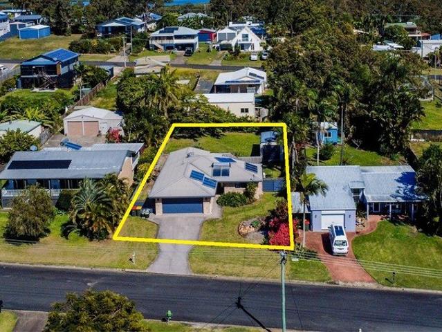 Solid brick home in quiet street 817m2 block