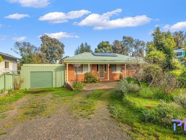 SOLID BRICK HOME WITH PLENTY OF POTENTIAL ON 1,015m²!
