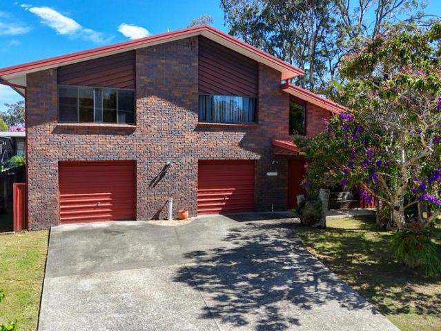 SOLID BRICK RESIDENCE IN BAY STREET DUNBOGAN