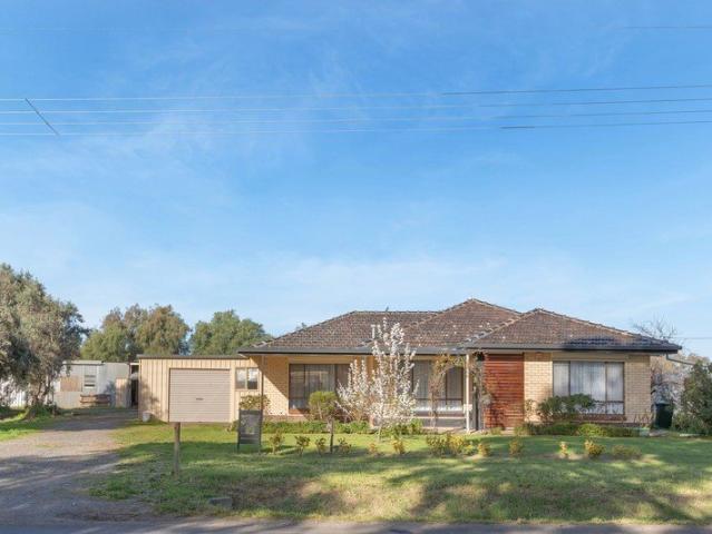 SOLID BRICK RESIDENCE SET ON A SPACIOUS 1.05Ha ALLOTMENT!