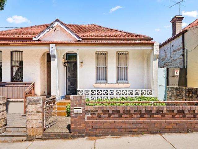 Solid Brick Semi with Classic Character