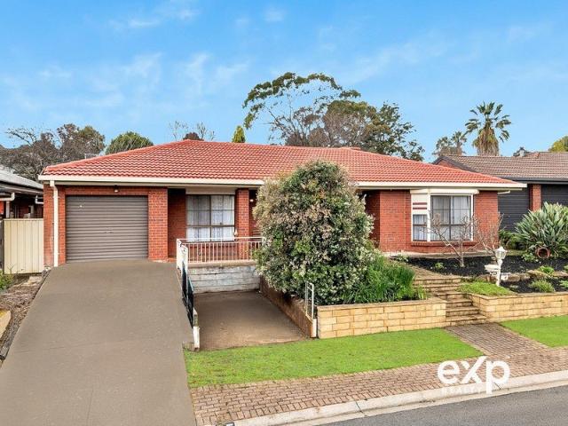 Solid Double Brick Family Living in the Heart of Flagstaff Hill