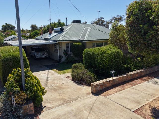 Solid Family Home on 860 m² in a Convenient Location