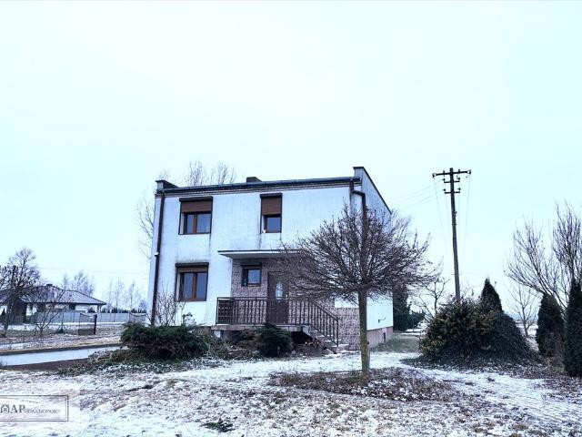 Solidny dom 160 m² po remoncie, piwnica, balkon, garaż