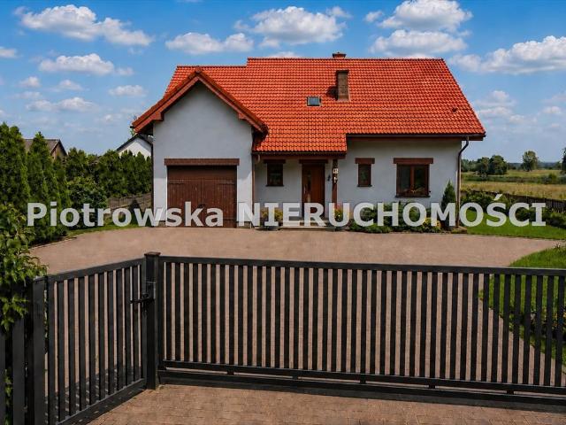 Solidny dom z dużą działką i garażem w Wiechucicach