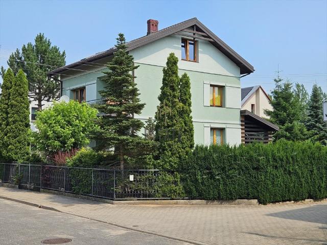 Solidny dom z garażem i pięknym ogrodem w Starosielcach