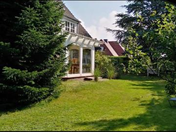 Solide gebautes Wohnhaus mit großem Grundstück
