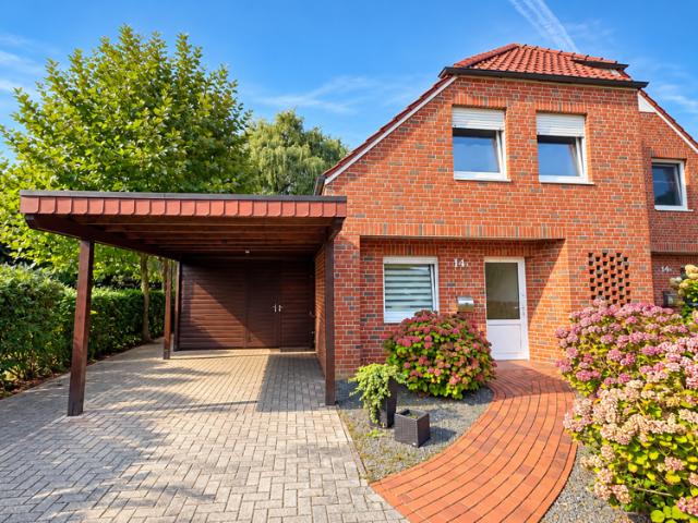 Solide Doppelhaushälfte mit Carport und Garten in Uelsen – vermietet