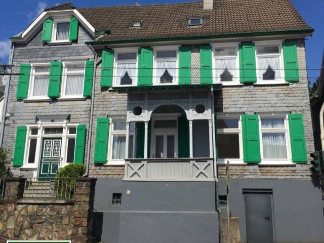 Solide Wohnung mit Balkon und Terrasse, unweit des Gräfrather Marktplatz für 2 Personen