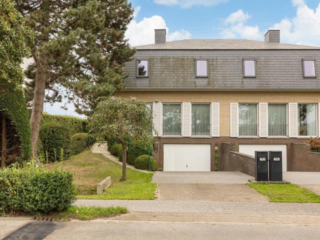 Solide woning met 3 slaapkamers, tuin, garage en open zicht