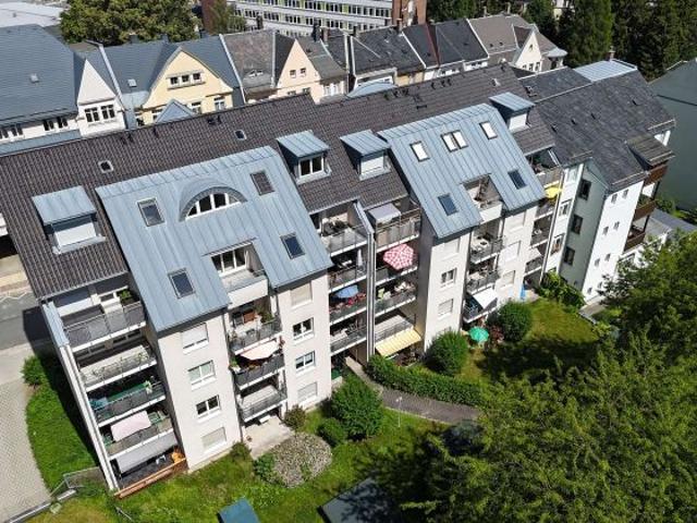 Solide vermietet: 3 Zimmer Wohnung mit Balkon & Tiefgaragenstellplatz in Auerbach