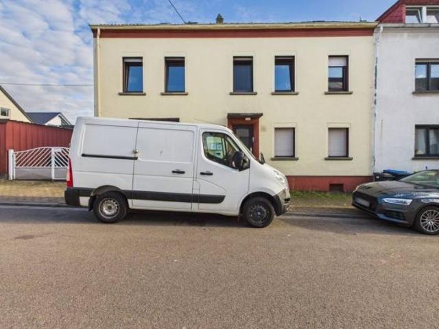 Solides Zweifamilienhaus mit ca. 172 m² Wohnfläche, 2 Garagen und Entwicklungspotenzial in Bous!